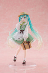 Figurine Hatsune Miku Fashion Country Ver. de 18 cm, en robe verte avec tablier blanc, chapeau de paille, panier tressé et longues couettes bleu clair dégradées.