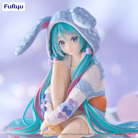 Figurine Hatsune Miku Noodle Stopper Rabbit Ear Hood Pajama Blue Ver. assise avec capuche lapin, couleurs pastel.