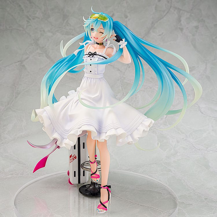 Figurine Hatsune Miku GT Project Vacation Style Ver. en PVC 1/7, avec robe blanche, cheveux turquoise, valise et lunettes de soleil.