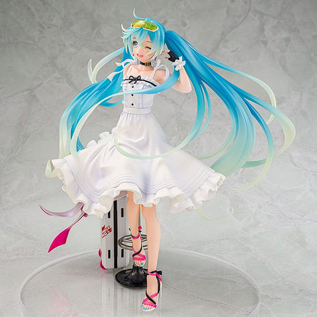 Figurine Hatsune Miku GT Project Vacation Style Ver. en PVC 1/7, avec robe blanche, cheveux turquoise, valise et lunettes de soleil.