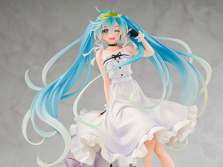 Figurine Hatsune Miku GT Project Vacation Style Ver. en PVC 1/7, avec robe blanche, cheveux turquoise, valise et lunettes de soleil.