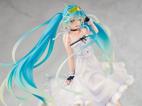 Figurine Hatsune Miku GT Project Vacation Style Ver. en PVC 1/7, avec robe blanche, cheveux turquoise, valise et lunettes de soleil.