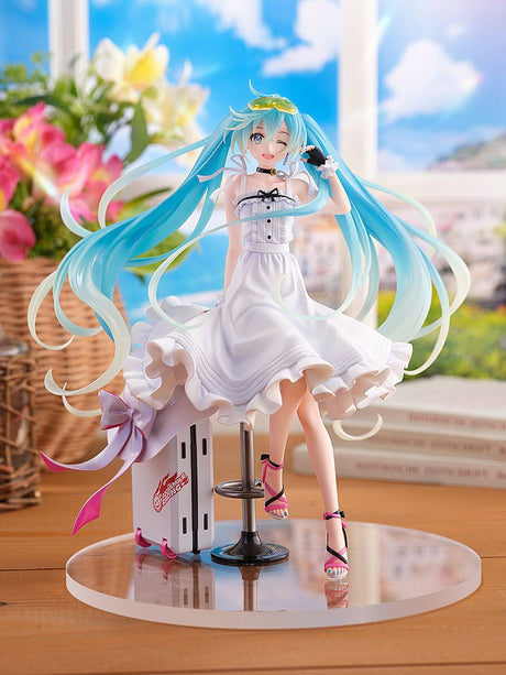 Figurine Hatsune Miku GT Project Vacation Style Ver. en PVC 1/7, avec robe blanche, cheveux turquoise, valise et lunettes de soleil.