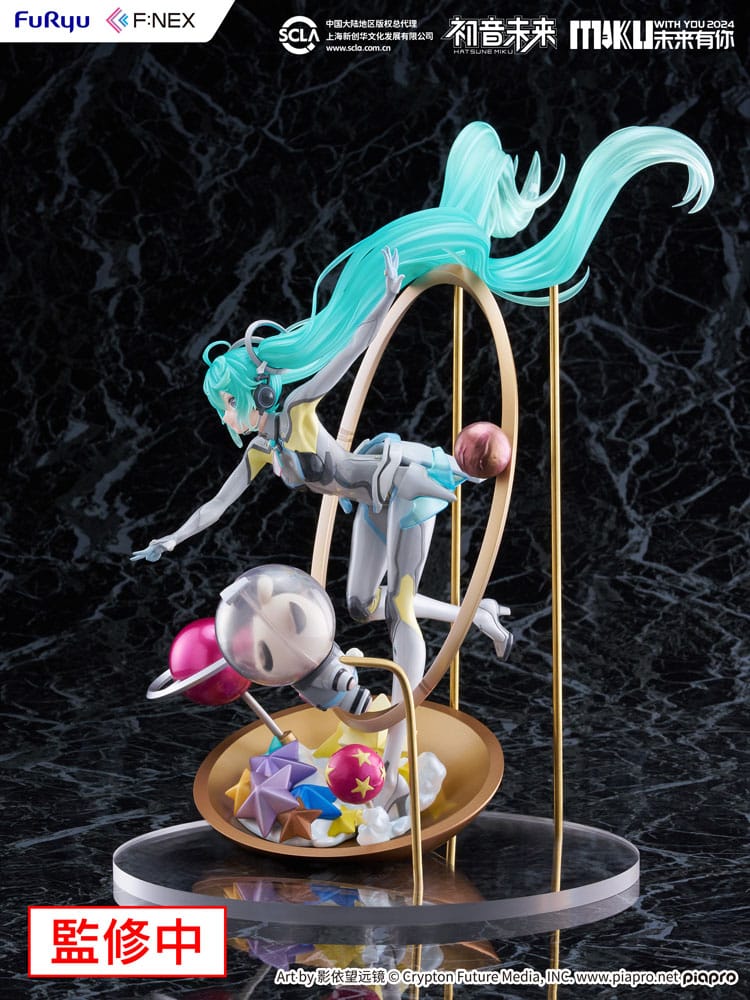 Statuette PVC Hatsune Miku F:NEX Miku With You 2024 Ver. 1/7 de 29 cm avec tenue futuriste, cheveux turquoise et décor spatial.