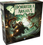 Boîte du jeu de société Horreur à Arkham V3 de Fantasy Flight Games, illustrant des investigateurs fuyant en voiture des créatures tentaculaires dans une ville sombre, sous une lumière verte surnaturelle.