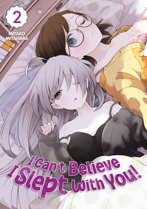 Couverture du manga I Can’t Believe I Slept With You! Tome 2 montrant deux jeunes femmes allongées ensemble, l’une en lingerie et l’autre en débardeur noir, sur un lit.