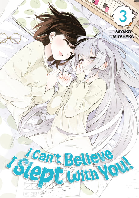 manga I Can’t Believe I Slept With You! Tome 3, montrant deux jeunes femmes souriantes en pyjama, allongées côte à côte dans un lit, leurs doigts entrelacés dans un geste doux et affectueux.