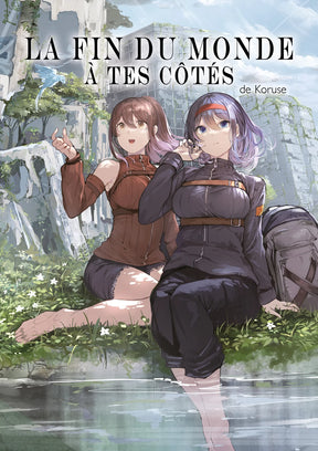 Couverture du manga « La fin du monde à tes côtés » de Koruse. Deux jeunes femmes assises près d’un étang, l’une aux cheveux bruns et l’autre aux cheveux violets, sourient dans un décor post-apocalyptique envahi par la végétation et des ruines. Un oiseau bleu vole à gauche.