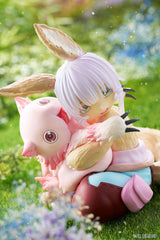 Figurine Nanachi et Mitty assises dans un décor verdoyant issue de Made in Abyss avec une pose tendre et protectrice