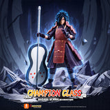 Boîte Naruto Shippuden Blokees Champion Class 05 Madara Uchiha, figurine articulée à assembler avec armure rouge, longs cheveux noirs et éventail de guerre Gunbai, sur fond bleu.
