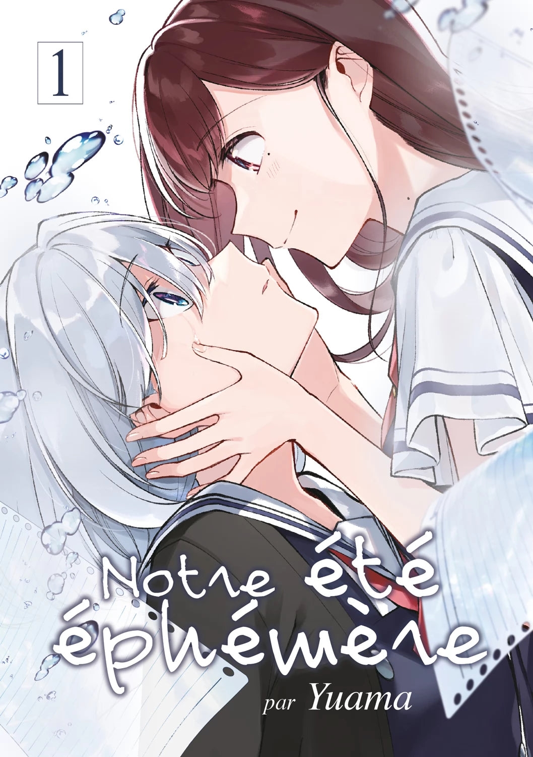 manga Notre été éphémère Tome 1 montrant deux lycéennes en uniforme, l’une tenant tendrement le visage de l’autre, dans une atmosphère douce et aquatique.