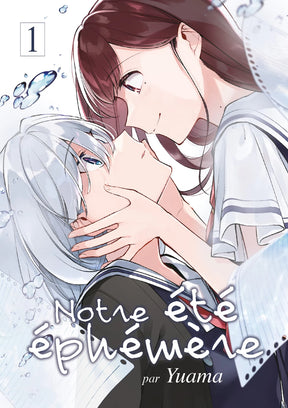 manga Notre été éphémère Tome 1 montrant deux lycéennes en uniforme, l’une tenant tendrement le visage de l’autre, dans une atmosphère douce et aquatique.