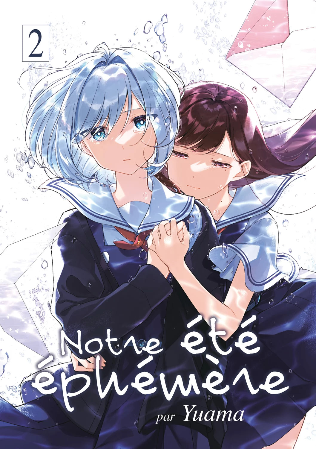 manga Notre été éphémère Tome 2 représentant deux lycéennes en uniforme, se tenant par la main sous la pluie. L'une enlace l'autre dans une posture mélancolique.