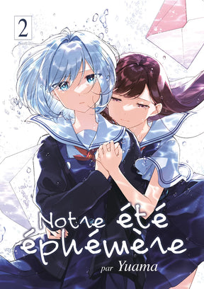manga Notre été éphémère Tome 2 représentant deux lycéennes en uniforme, se tenant par la main sous la pluie. L'une enlace l'autre dans une posture mélancolique.