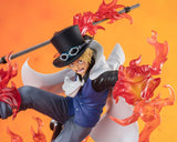 Figurine Sabo Fire Fist One Piece en pose de combat avec effets de flammes dynamiques autour de son corps