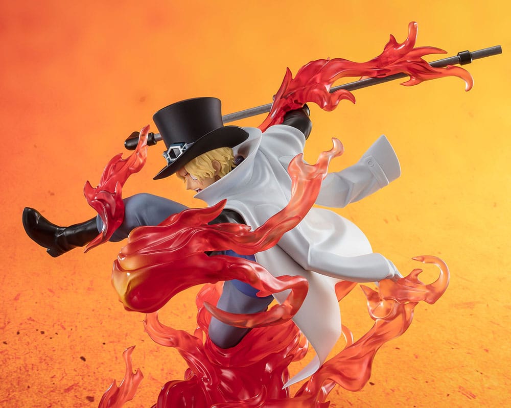 Figurine Sabo Fire Fist One Piece en pose de combat avec effets de flammes dynamiques autour de son corps