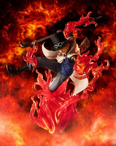 Figurine Sabo Fire Fist One Piece en pose de combat avec effets de flammes dynamiques autour de son corps