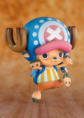 Statuette One Piece FiguartsZERO Cotton Candy Lover Tony Tony Chopper avec chapeau bleu et rose, en pose joyeuse sur fond orangé.