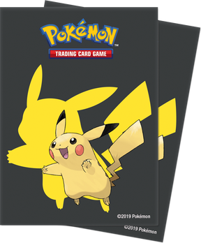 Paquet de 65 protège-cartes Pokémon noirs avec Pikachu et sa silhouette jaune, logo Pokémon Trading Card Game en haut.