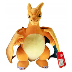 Peluche Pokémon Dracaufeu 30 cm orange avec ailes déployées, ventre beige et étiquette rouge sur fond blanc.