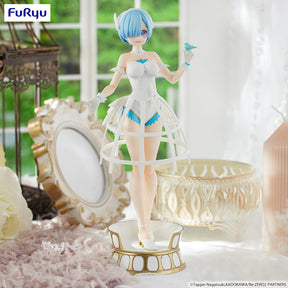 Statuette PVC Re:Zero Exceed Creative Rem Cage Dress par FuRyu, représentant Rem en robe blanche cage sur socle décoratif.