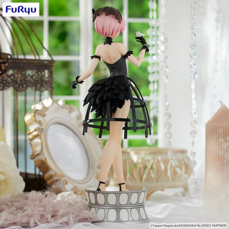 Statuette PVC Re:Zero Exceed Creative Ram Cage Dress par FuRyu, représentant Ram en robe noire cage sur socle décoratif.