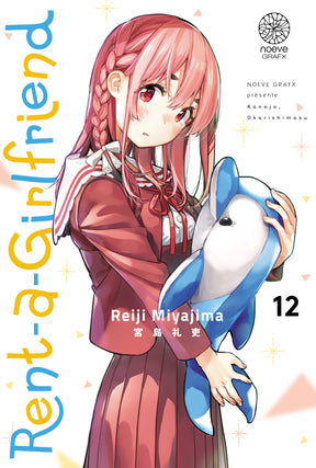 manga Rent-a-Girlfriend tome 12 de Reiji Miyajima, montrant Sumi Sakurasawa en uniforme rouge tenant une peluche de dauphin.