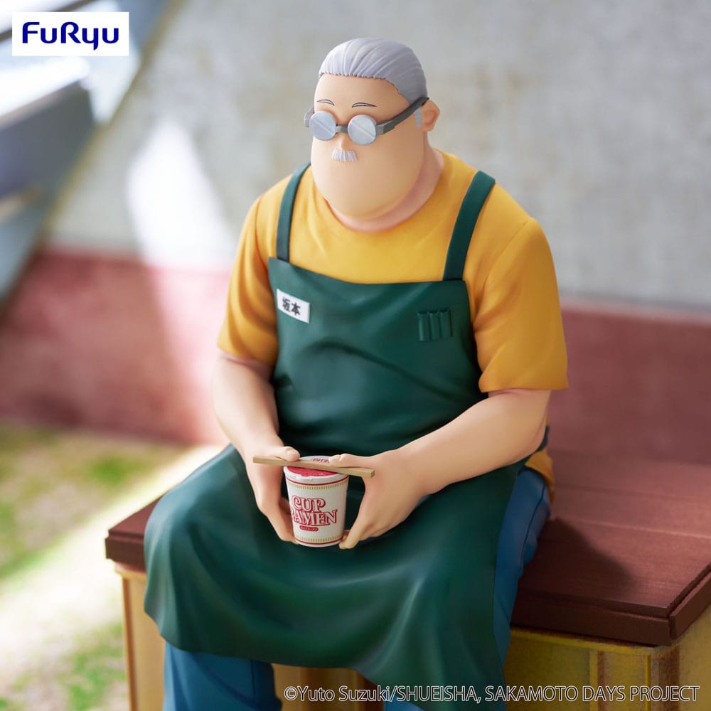 Figurine PVC de Taro Sakamoto assis avec un bol de ramen instantané, statuette Noodle Stopper officielle FuRyu issue de la série Sakamoto Days.