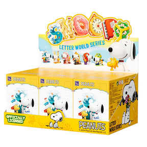 Display de blind boxes Snoopy Pantasy Letter World Series avec plusieurs boîtes jaunes et visuels de figurines Snoopy à collectionner.