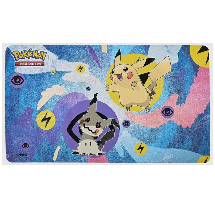 Tapis de jeu Pokémon représentant Pikachu et Mimiqui sur un fond coloré.