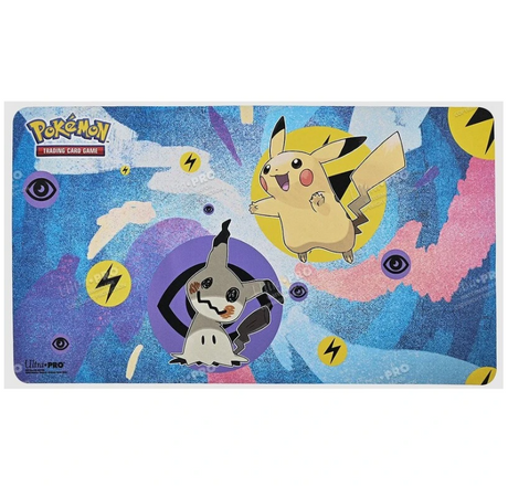 Tapis de jeu Pokémon représentant Pikachu et Mimiqui sur un fond coloré.