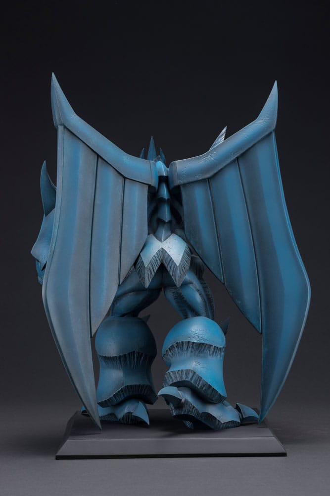 Figurine Yu-Gi-Oh! Obelisk the Tormentor Egyptian God, monstre bleu massif avec ailes repliées, poing serré et socle d’exposition.