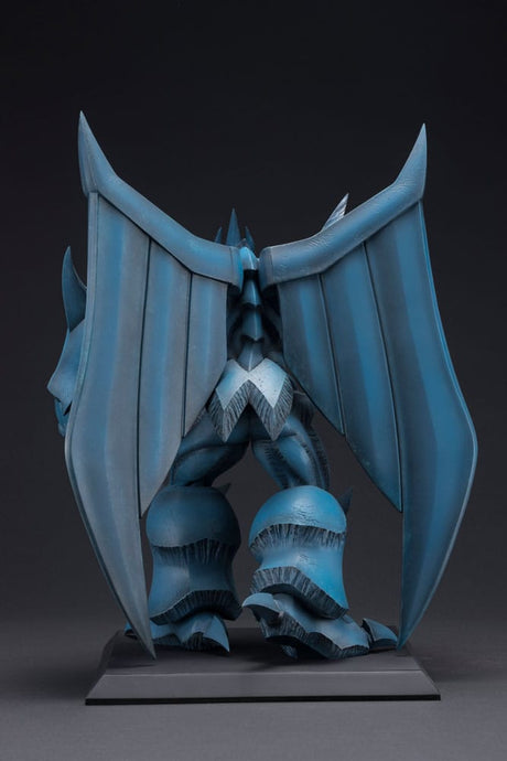 Figurine Yu-Gi-Oh! Obelisk the Tormentor Egyptian God, monstre bleu massif avec ailes repliées, poing serré et socle d’exposition.