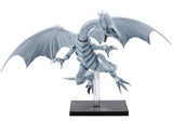 Figurine Yu-Gi-Oh! Oshi Works Dragon Blanc aux Yeux Bleus argenté, ailes déployées sur socle d’exposition noir.