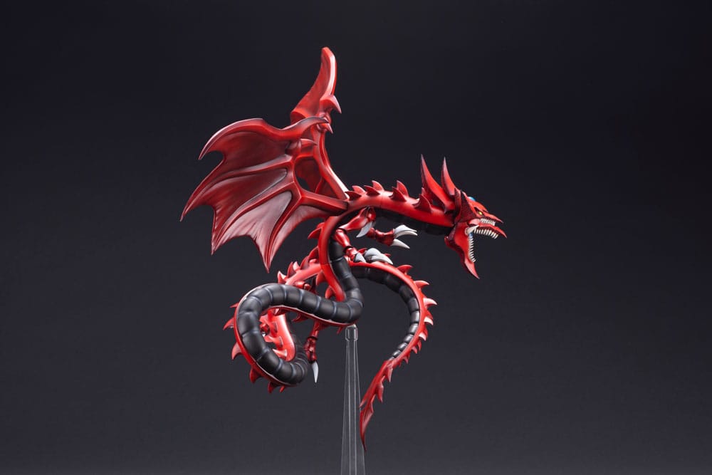 Figurine Yu-Gi-Oh! Slifer the Sky Dragon Egyptian God, dragon rouge aux ailes déployées sur socle transparent.