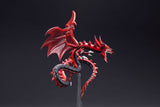 Figurine Yu-Gi-Oh! Slifer the Sky Dragon Egyptian God, dragon rouge aux ailes déployées sur socle transparent.