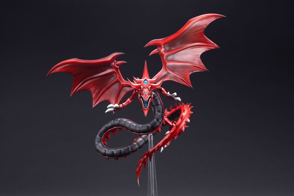 Figurine Yu-Gi-Oh! Slifer the Sky Dragon Egyptian God, dragon rouge aux ailes déployées sur socle transparent.