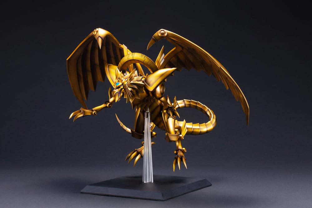 Figurine Yu-Gi-Oh! The Winged Dragon of Ra Egyptian God, dragon doré aux ailes déployées sur socle transparent.