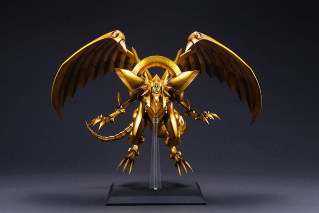 Figurine Yu-Gi-Oh! The Winged Dragon of Ra Egyptian God, dragon doré aux ailes déployées sur socle transparent.