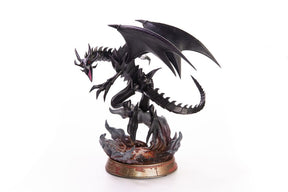 Figurine en PVC de Red-Eyes Black Dragon, le célèbre dragon noir de Yu-Gi-Oh!, dans une pose agressive avec ailes déployées. Le socle est orné de lave en fusion et de roches sombres.