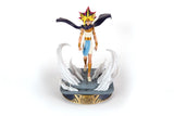Statuette Yu-Gi-Oh Pharaon Atem 29 cm avec socle égyptien et effets mystiques.