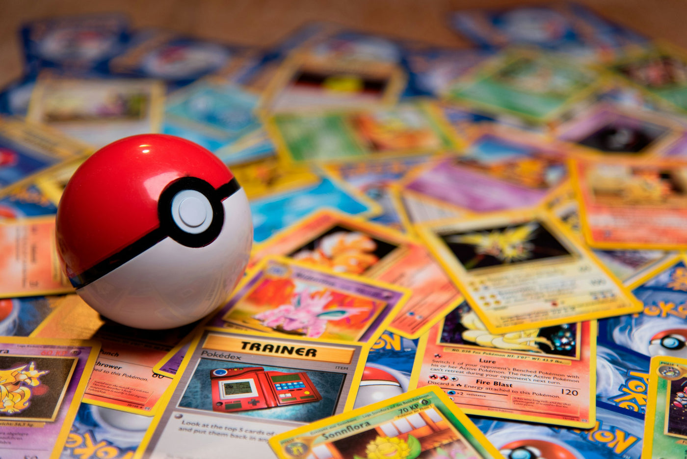 Pokéball posée sur des cartes Pokémon vintage.