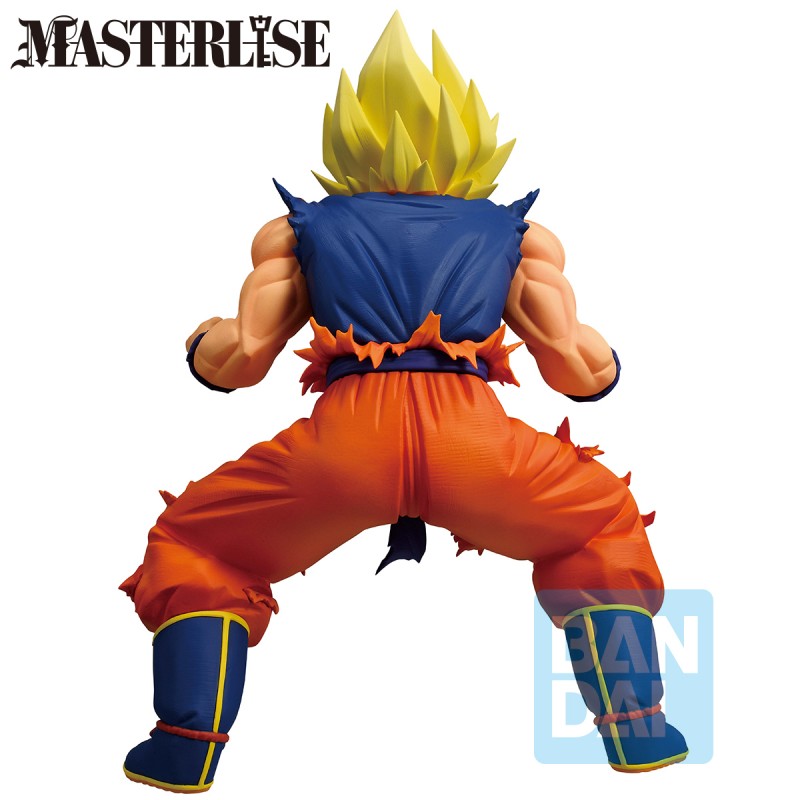 Figurine Bandai Ichibansho Super Saiyan Son Goku en tenue orange déchirée, en posture de combat sur fond blanc.