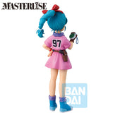 Figurine Dragon Ball Z Ichibansho Bulma The Chronicle of Goku par Bandai, en robe rose avec cheveux bleus, nœud rouge, sacoche et détecteur en main.