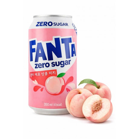 Canette rose Fanta Peach Korea Zero Sugar 350 ml avec visuel de pêches sur fond blanc.