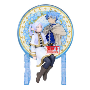 Figurine Frieren: Beyond Journey’s End Glasscape Frieren par Banpresto, avec Frieren assise devant un décor rond fleuri bleu et doré représentant Himmel en arrière-plan.