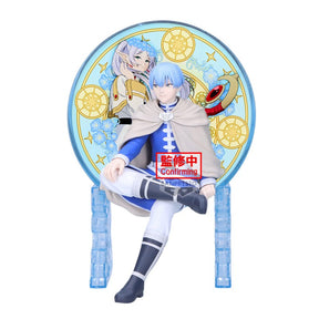 Figurine Frieren: Beyond Journey’s End Glasscape Himmel par Banpresto, avec Himmel assis devant un décor rond bleu et doré représentant Frieren en arrière-plan.