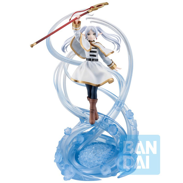 Figurine Frieren: Beyond Journey’s End Ichibansho par Bandai, représentant Frieren en tenue blanche et dorée avec son bâton, flottant sur un socle bleu translucide magique.