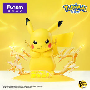 Figurine de Pikachu concentré avec les bras croisés, entouré d’éclairs jaunes translucides sur un socle jaune. Une plaque avec son nom “Pikachu” est posée devant lui.