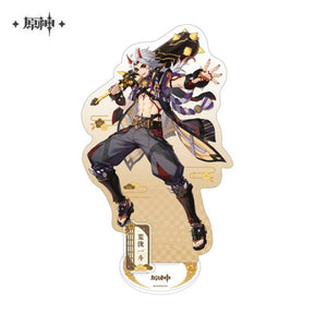 Acrylic stand du personnage Arataki Itto de Genshin Impact, en pose dynamique avec sa massue sur l'épaule, design détaillé sur fond décoratif doré.